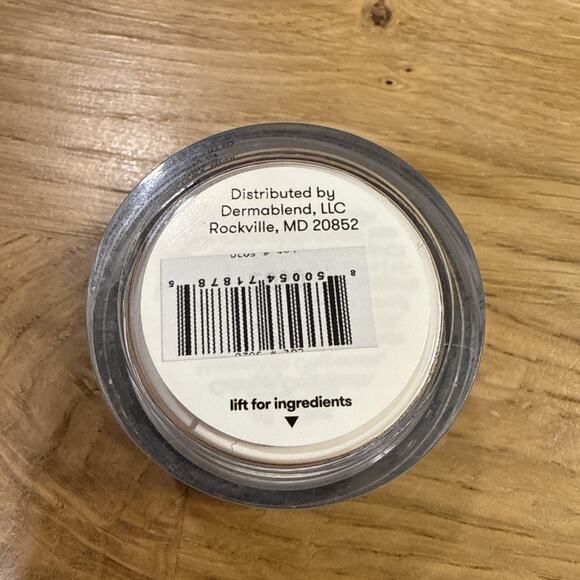 Dermablend Loose Setting Powder, Mattifying Finish Not Sealed. Travel Size 5g - Picture 3 of 4